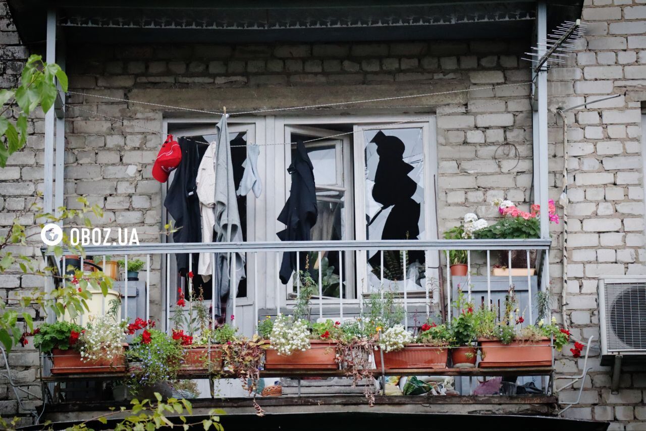 Величезна вирва біля дитсадка та пошкоджені будинки: наслідки атаки РФ у Дніпровському районі Києва. Фото та відео