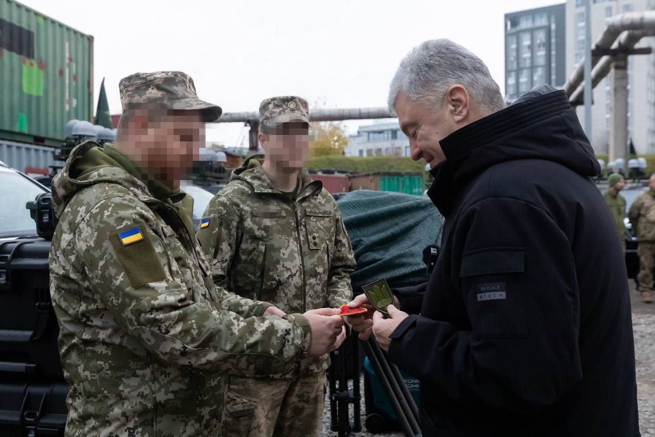 Порошенко передав ще одну партію "Ай-Петрі" у війська для захисту українського неба