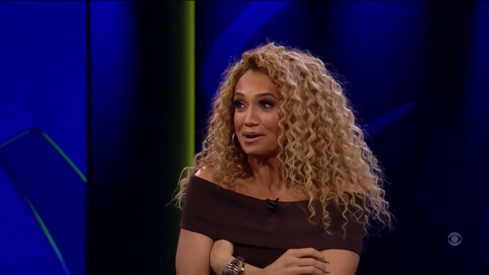 У ведущей Лиги чемпионов в прямом эфире порвалось платье и "выпала грудь". Видео