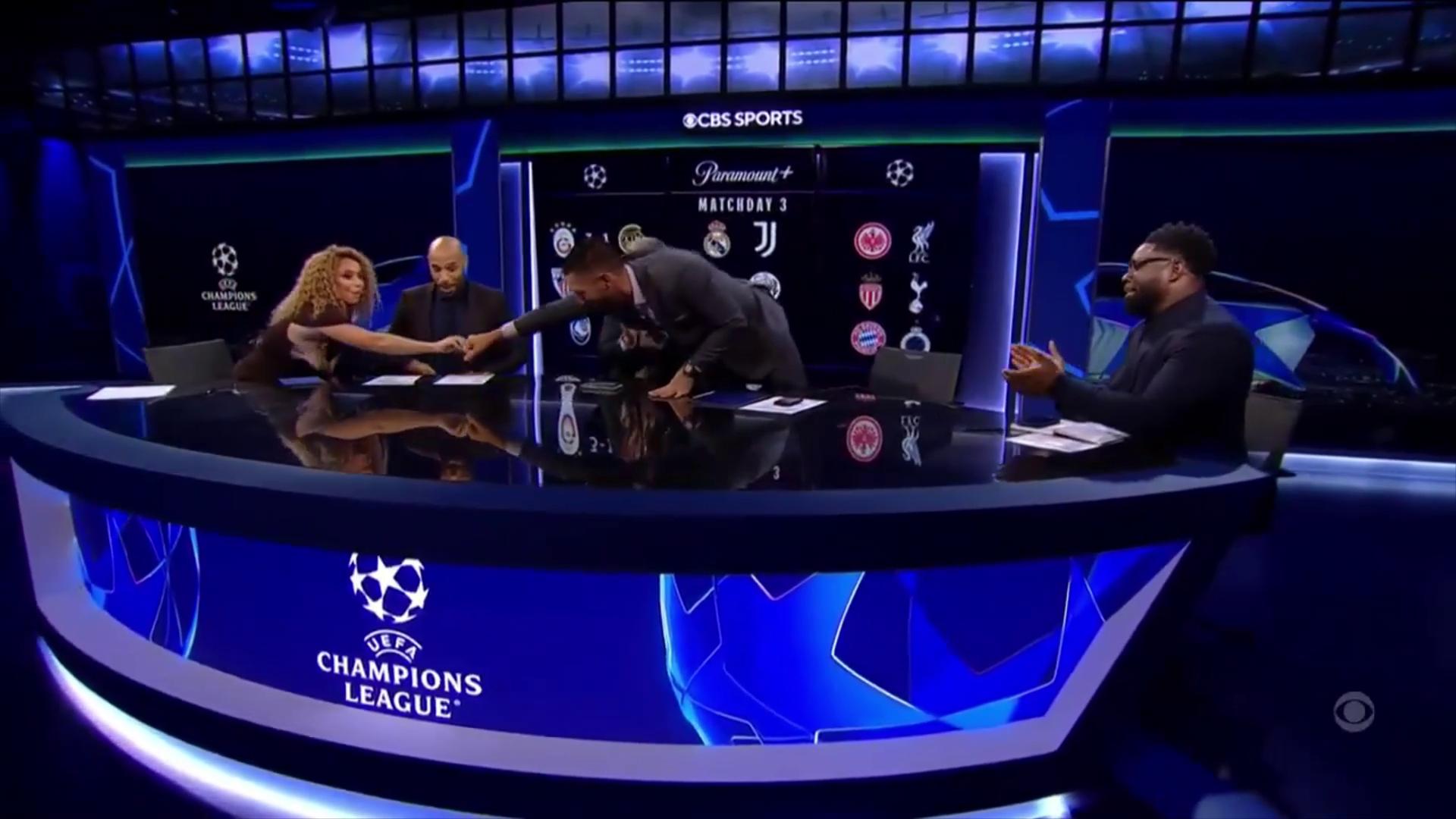 У ведущей Лиги чемпионов в прямом эфире порвалось платье и "выпала грудь". Видео