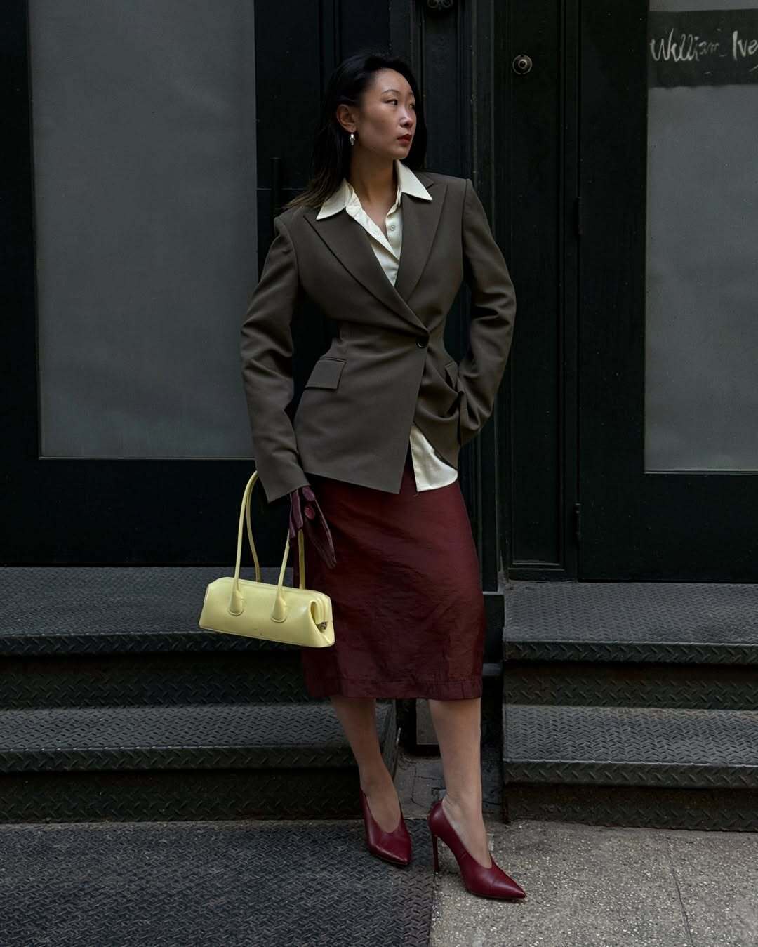 Ідеально пасує до джинсів чи суконь: названо наймодніший колір взуття осені 2025. Фото