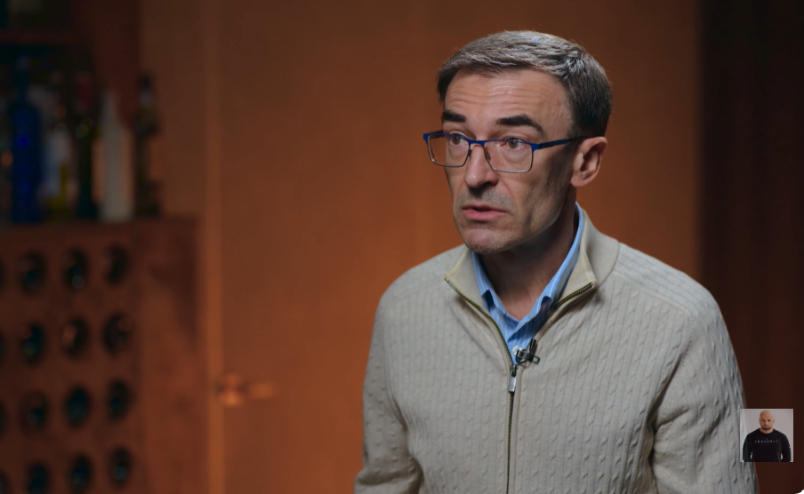 "Ми не можемо говорити, їм "прилітало". Ведучий Олег Панюта обурив, як окупанти тероризують його батьків у Криму