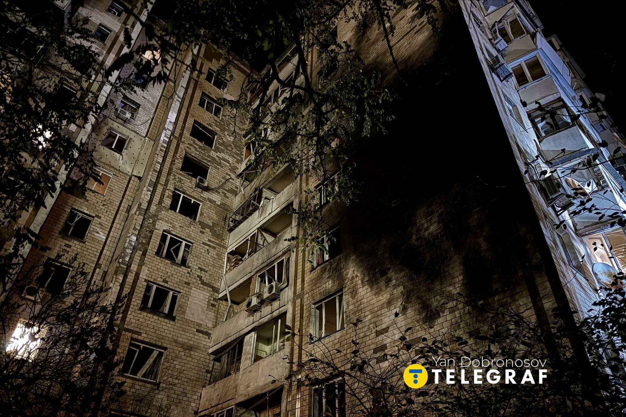 В стене дыра, есть раненые: в Киеве жилой дом пострадал от ударов армии России. Фото и видео