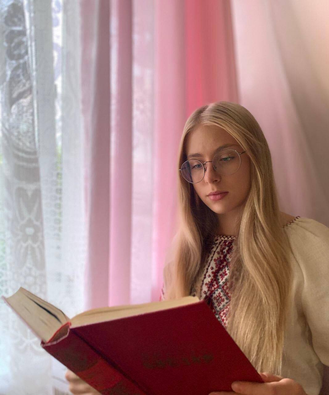 Яскрава і талановита: у Києві Росія вбила 19-річну Анастасію Маслій та її маму. Фото