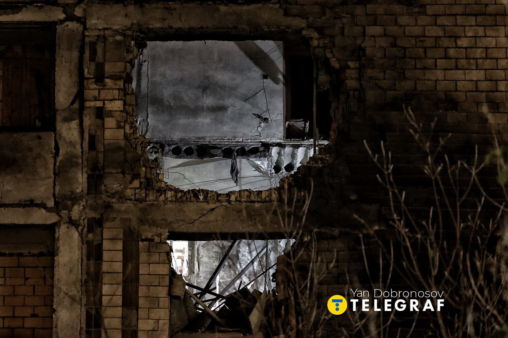 В стене дыра, есть раненые: в Киеве жилой дом пострадал от ударов армии России. Фото и видео