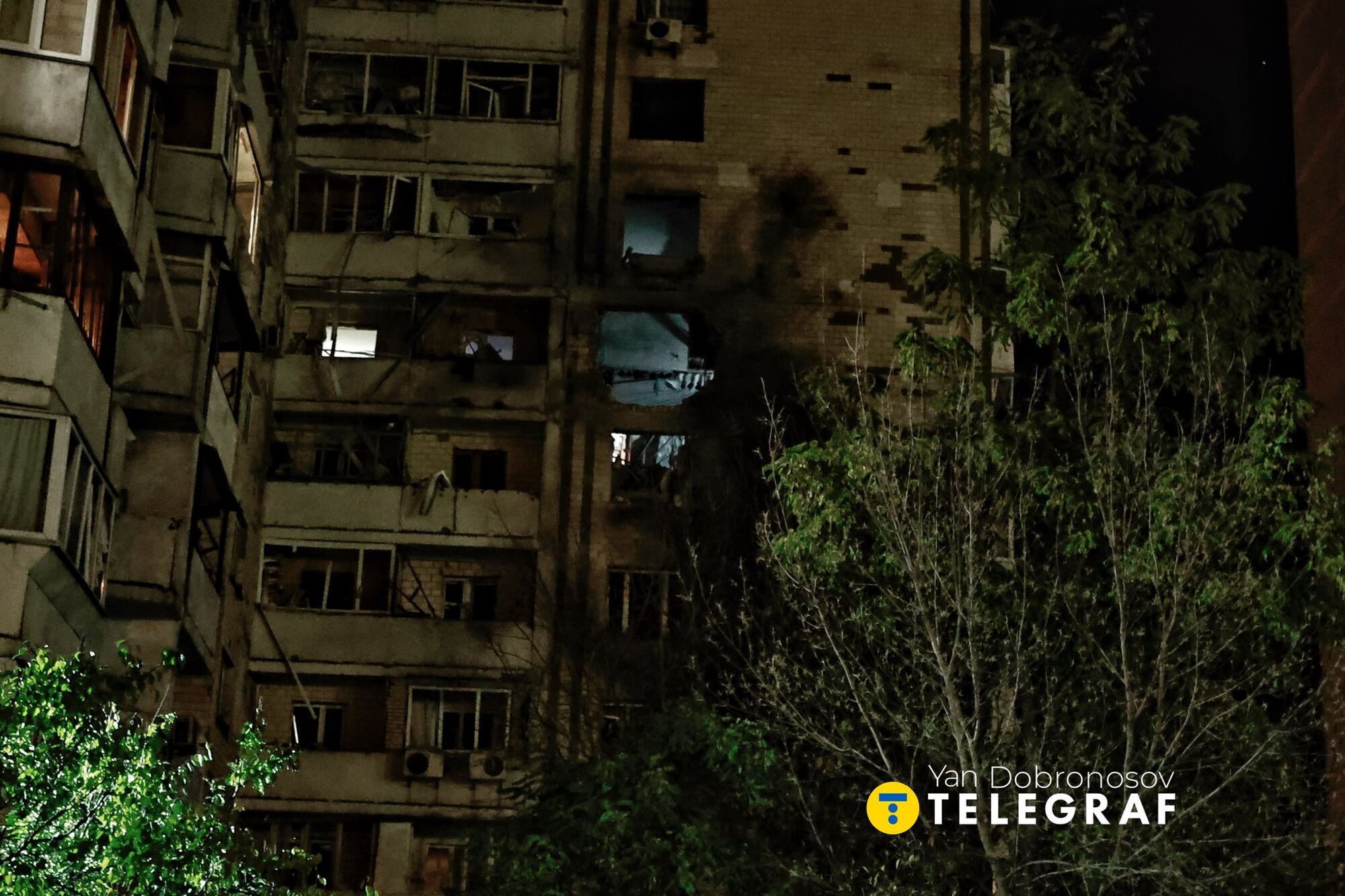 В стене дыра, есть раненые: в Киеве жилой дом пострадал от ударов армии России. Фото и видео