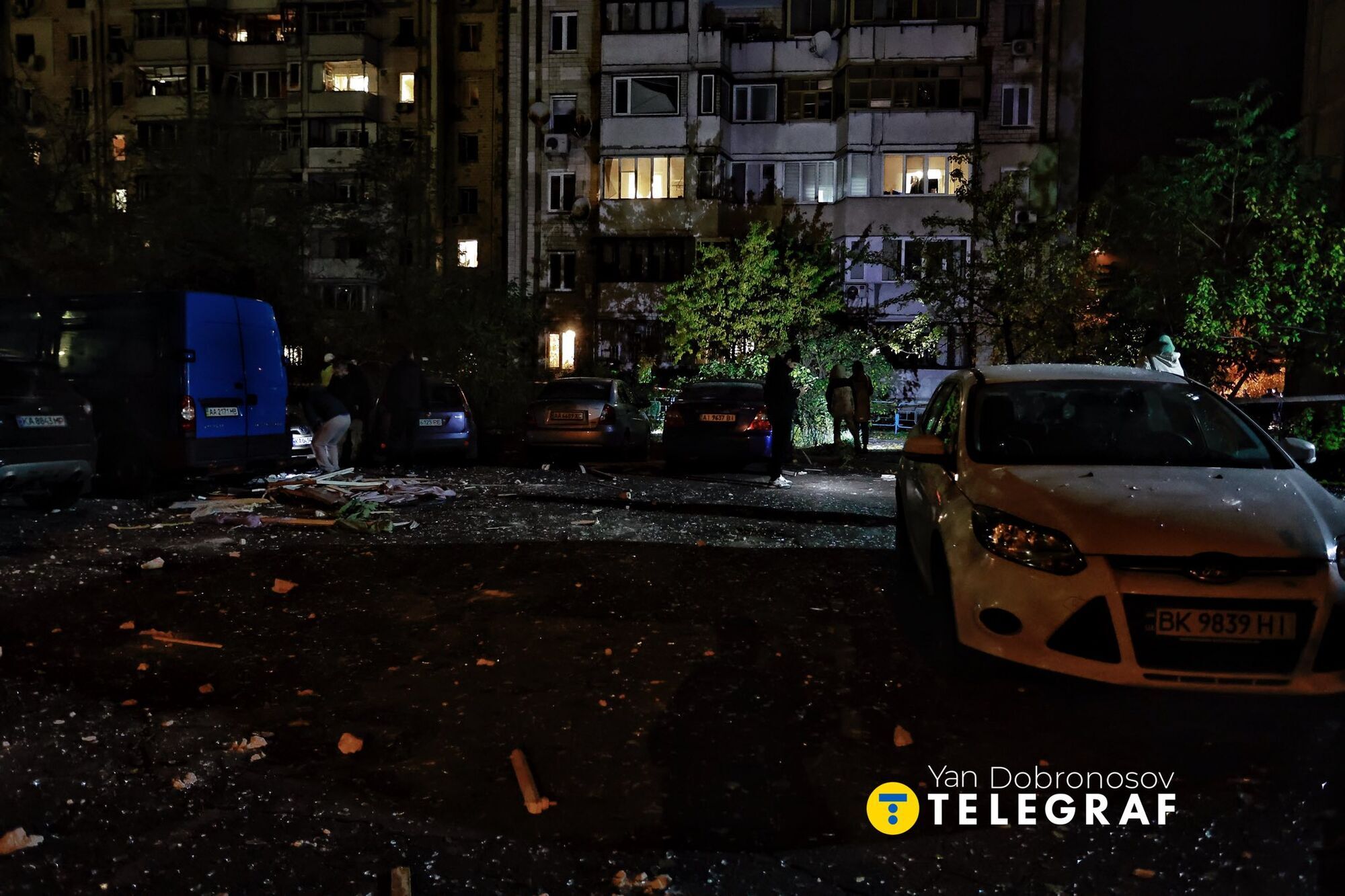 В стене дыра, есть раненые: в Киеве жилой дом пострадал от ударов армии России. Фото и видео