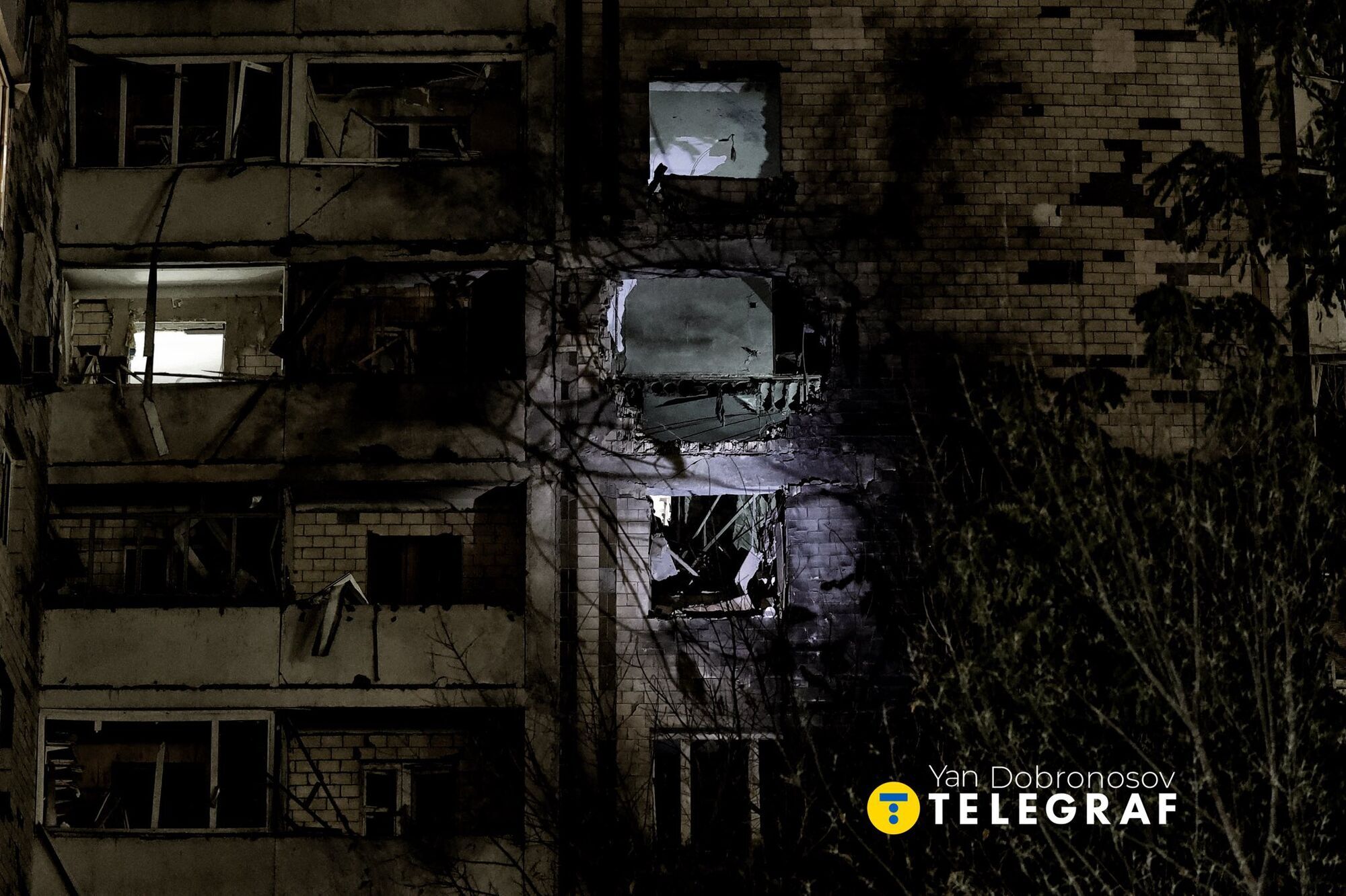 В стене дыра, есть раненые: в Киеве жилой дом пострадал от ударов армии России. Фото и видео