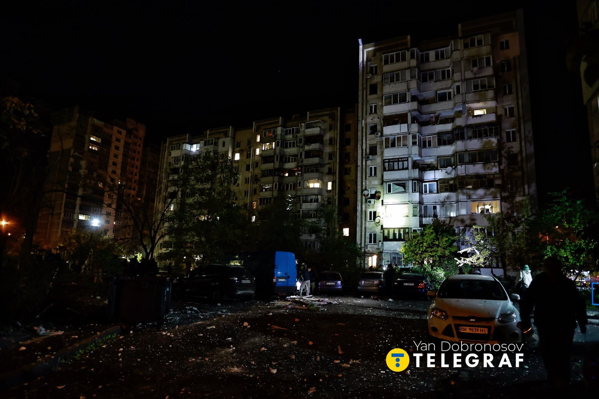 В стене дыра, есть раненые: в Киеве жилой дом пострадал от ударов армии России. Фото и видео