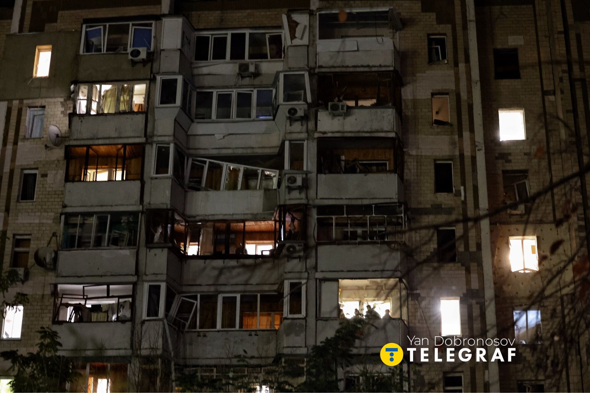 В стене дыра, есть раненые: в Киеве жилой дом пострадал от ударов армии России. Фото и видео