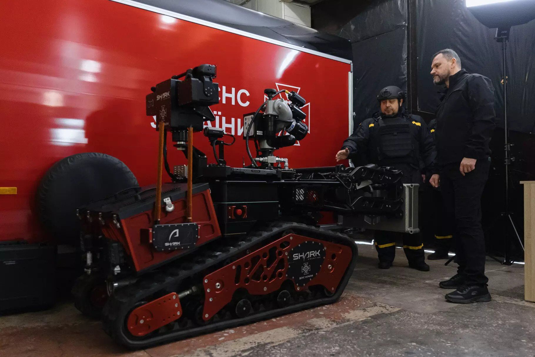На правобережній Херсонщині відпрацьовують дії в умовах відключень і обстрілів: рятувальники отримали нову броньовану техніку. Відео