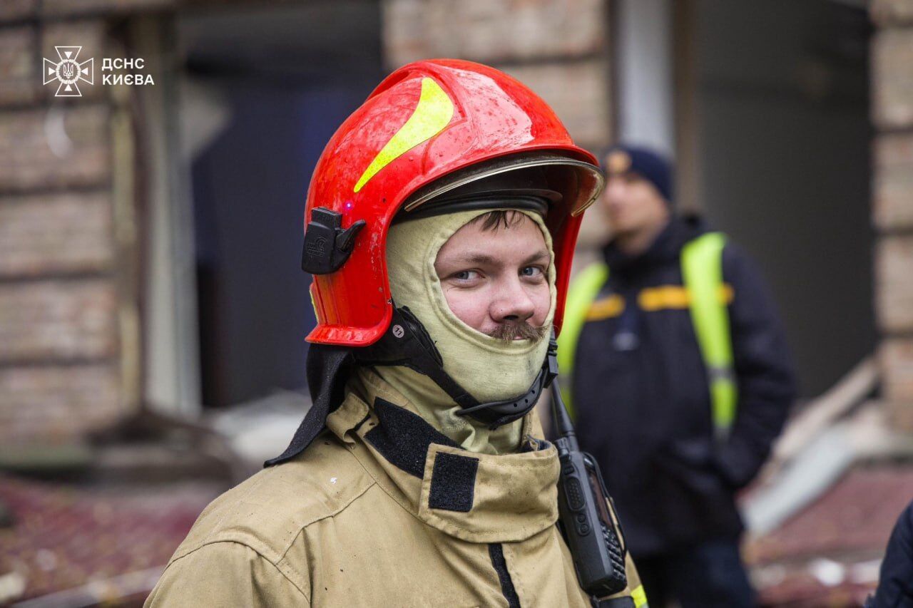 Вражеский обстрел Киева: в Деснянском районе завершили работы по ликвидации последствий, есть погибшие, десятки пострадавших. Фото и видео