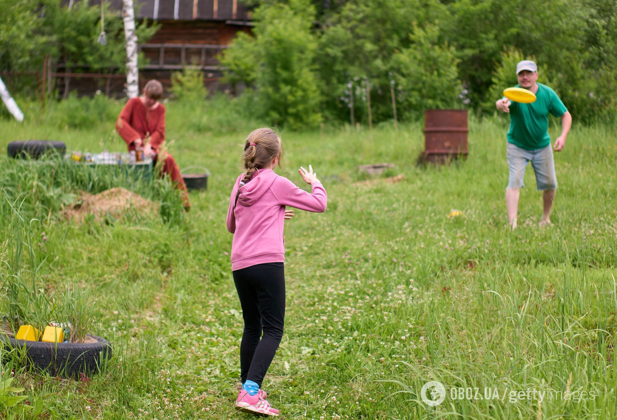 Вместо Турции и Мальдив россияне "отдыхают" на дачах и огородах: из-за войны и санкций им не хватает денег на нормальную жизнь