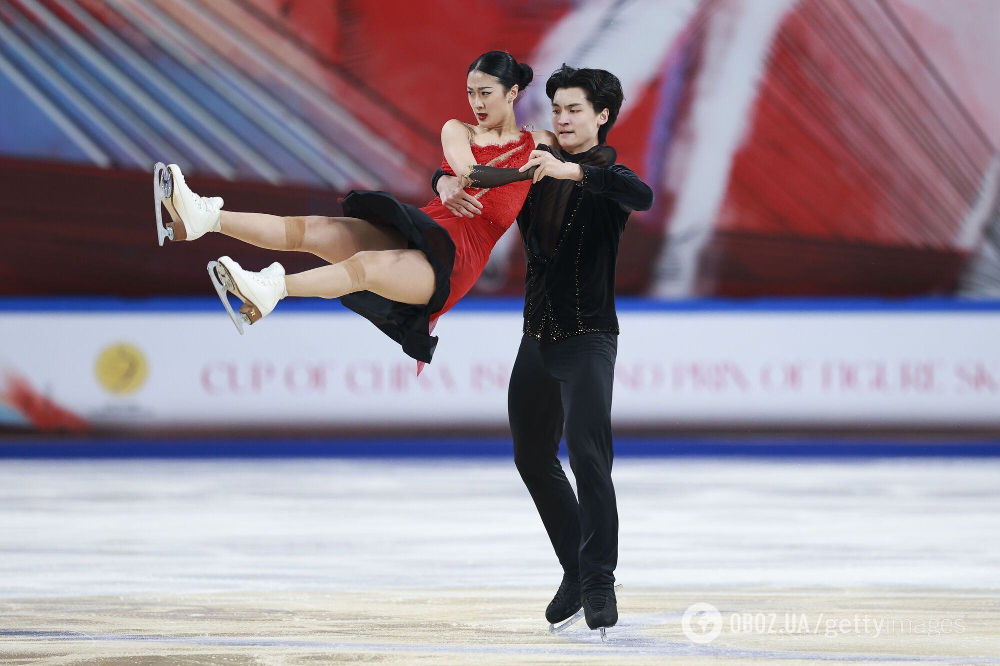 Китайські фігуристи махали "ядерною міжконтинентальною балістичною ракетою" після свого виступу. Відео