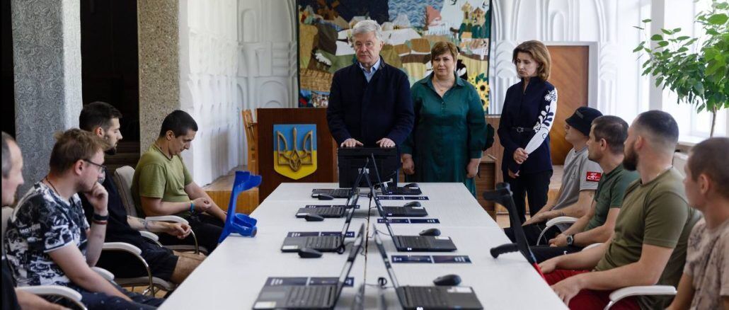 У ніжинському ветеранському просторі "Незламні" за грант Фонду Порошенка надають підтримку родинам учасників війни