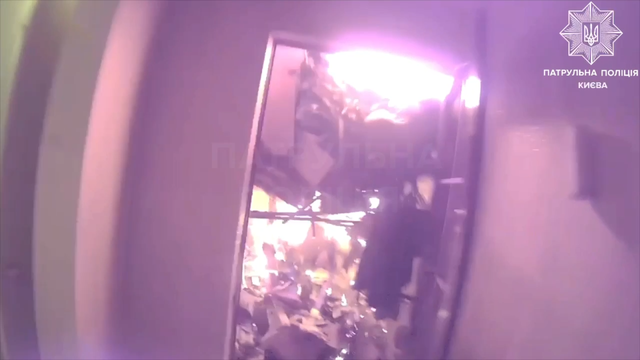 "Залишаємося поряд": у поліції показали кадри перших хвилин після удару РФ по Києву. Відео