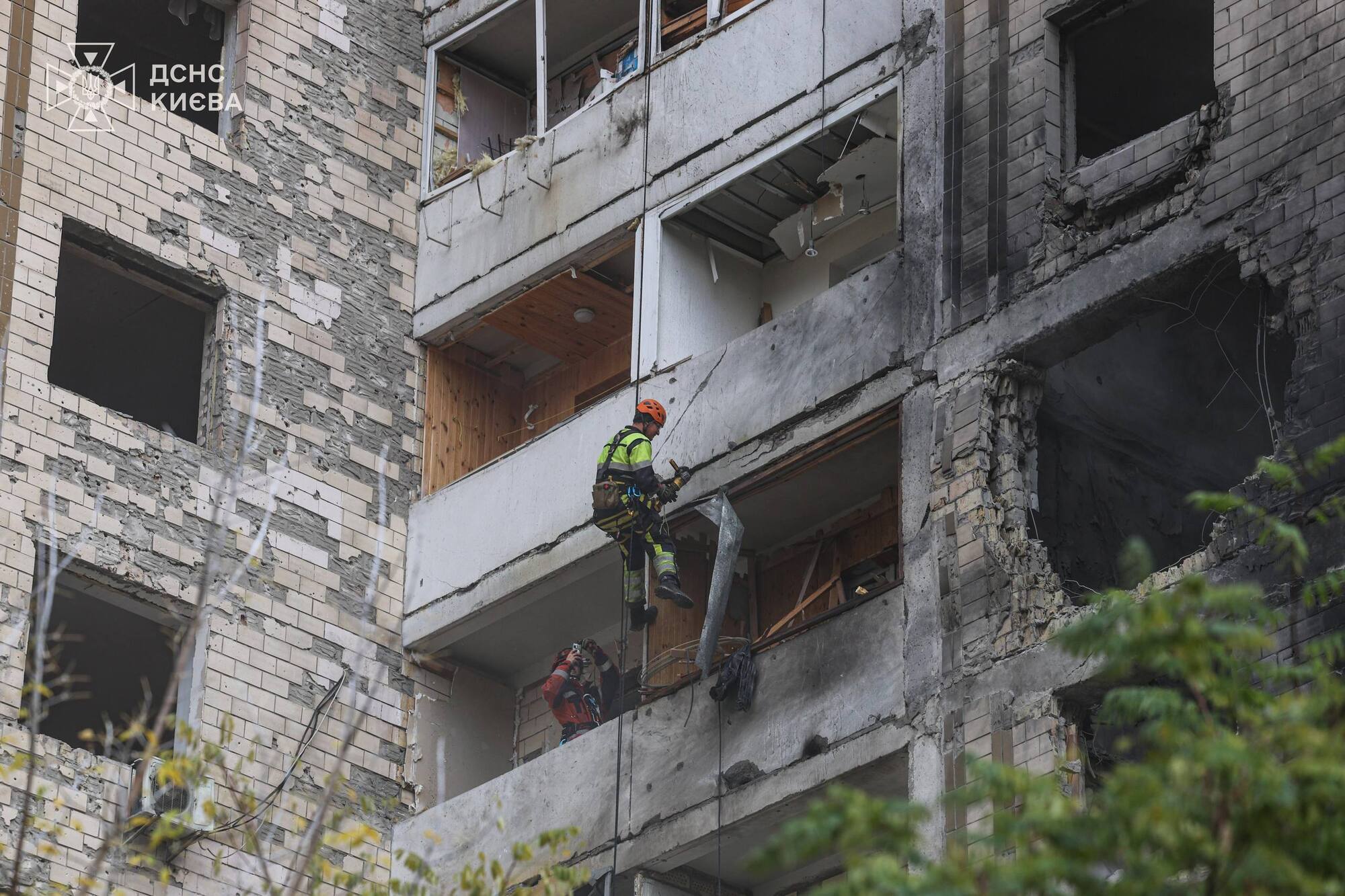 Вражеский обстрел Киева: в Деснянском районе завершили работы по ликвидации последствий, есть погибшие, десятки пострадавших. Фото и видео