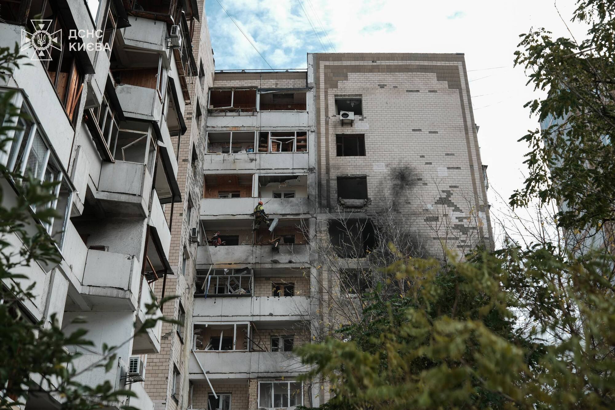 Вражеский обстрел Киева: в Деснянском районе завершили работы по ликвидации последствий, есть погибшие, десятки пострадавших. Фото и видео