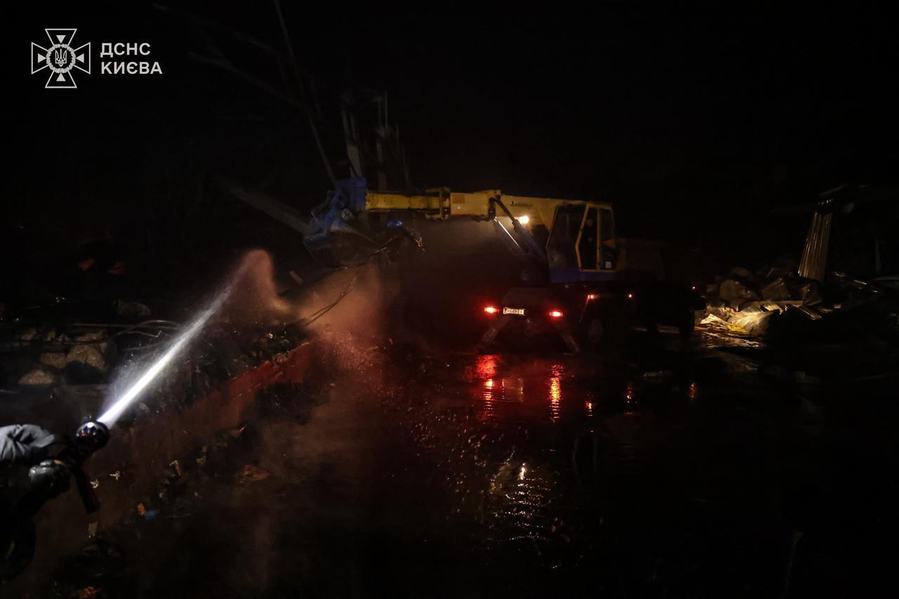 Россия атаковала Киев баллистикой: вспыхнули пожары, есть жертви, пострадали 13 человек. Фото