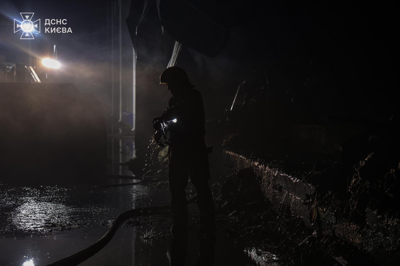 Россия атаковала Киев баллистикой: вспыхнули пожары, есть жертви, пострадали 13 человек. Фото