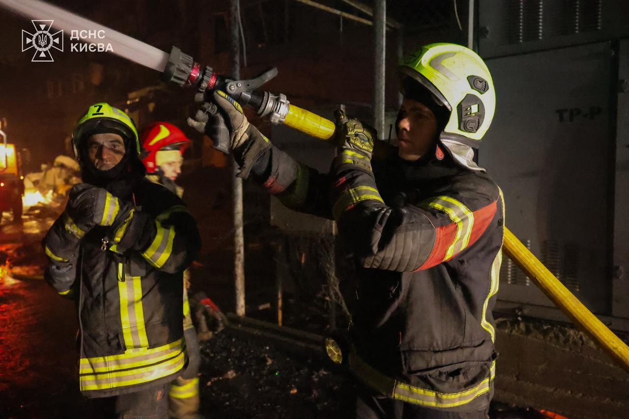 Россия атаковала Киев баллистикой: вспыхнули пожары, есть жертви, пострадали 13 человек. Фото