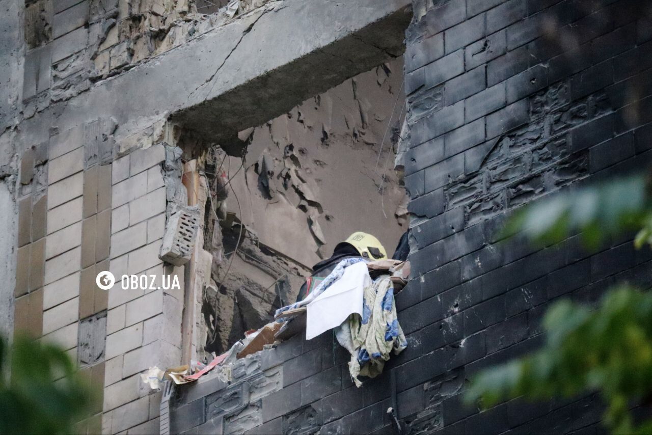 Діри у стінах і провалена підлога: як виглядають будинки у Києві після прильотів БПЛА. Ексклюзивні фото та відео