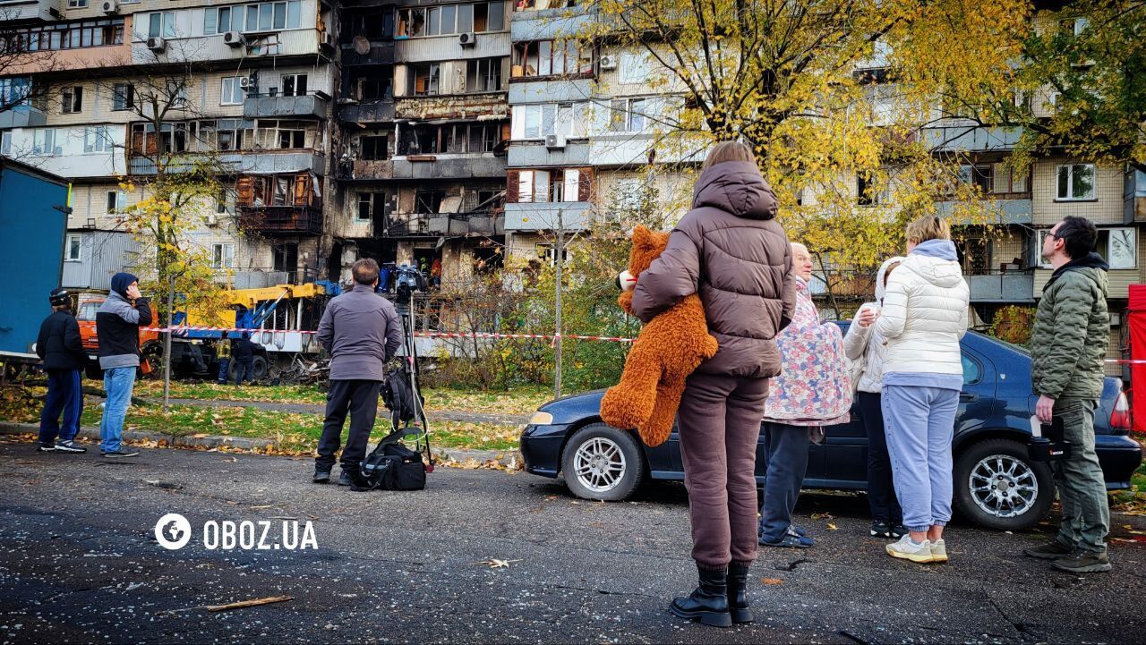"Тут була дитяча кімната": у Києві дрон влучив у квартиру, де жили переселенці з Красного Лимана