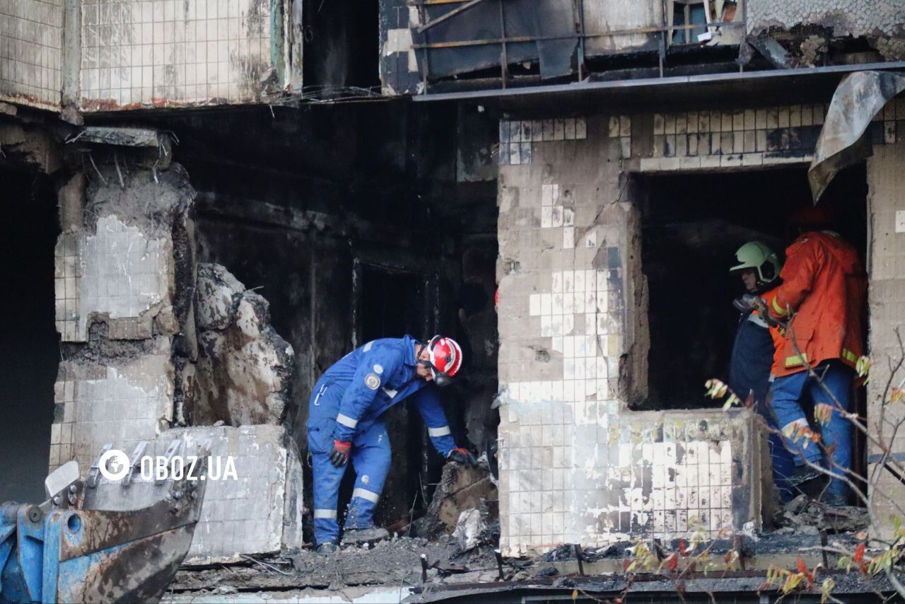 "Тут була дитяча кімната": у Києві дрон влучив у квартиру, де жили переселенці з Красного Лимана