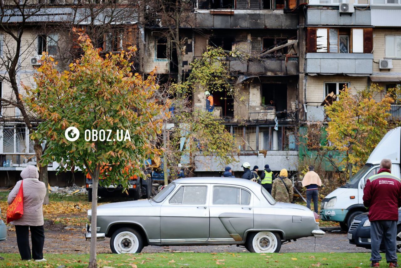 "Тут була дитяча кімната": у Києві дрон влучив у квартиру, де жили переселенці з Красного Лимана