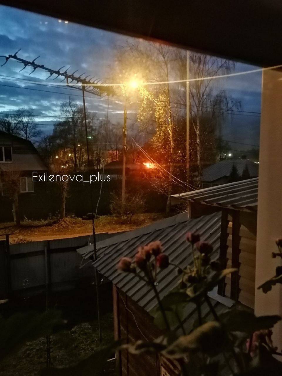 Москву атакували дрони: люди скаржаться на вибухи, солдати з кулеметами охороняють Кремль. Фото, відео