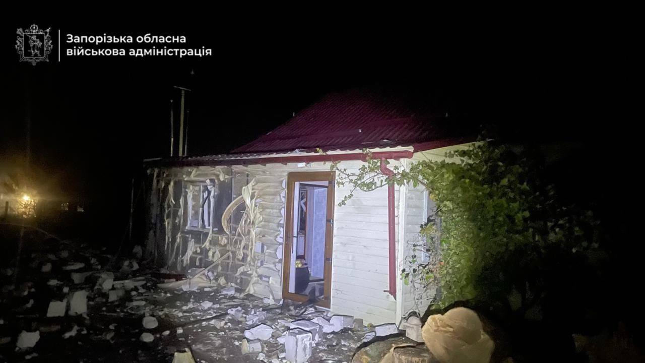 Россия нанесла пять ударов по Запорожскому району: многие люди остались без света, есть повреждения. Фото
