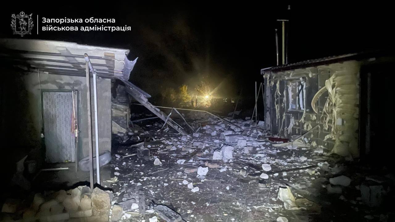 Россия нанесла пять ударов по Запорожскому району: многие люди остались без света, есть повреждения. Фото