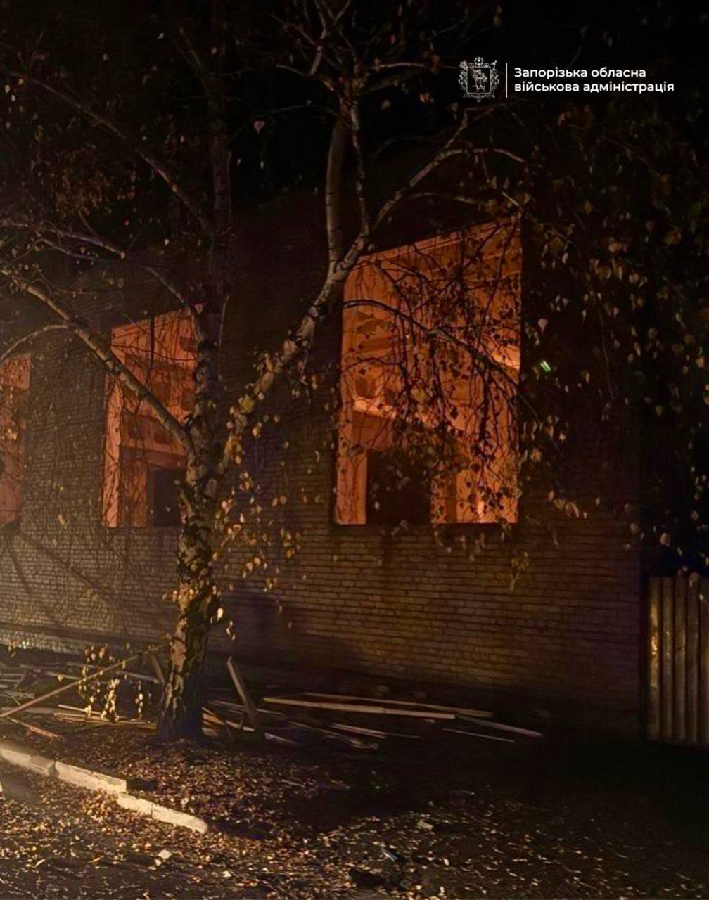 Россия нанесла пять ударов по Запорожскому району: многие люди остались без света, есть повреждения. Фото