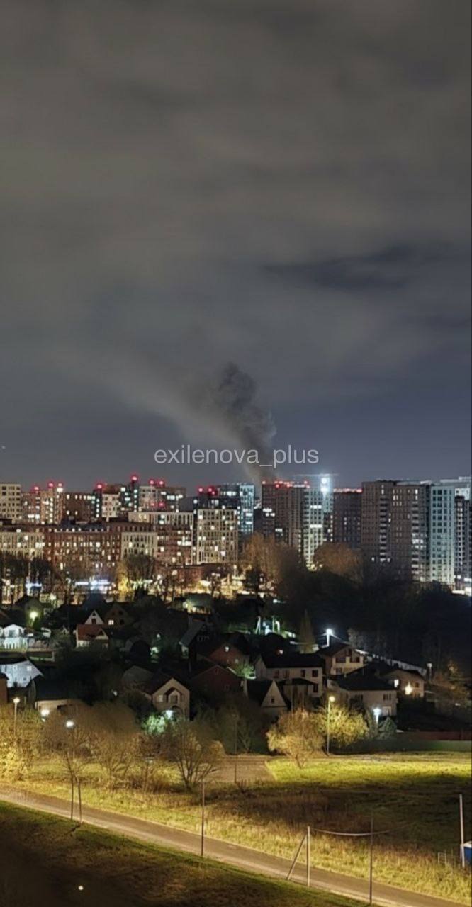 Москву атакували дрони: люди скаржаться на вибухи, солдати з кулеметами охороняють Кремль. Фото, відео