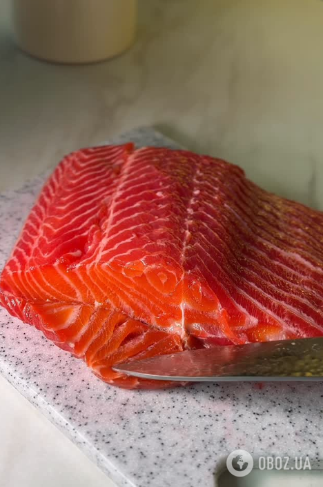 Как небанально засолить красную рыбу: рецепт со свеклой и апельсиновым соком