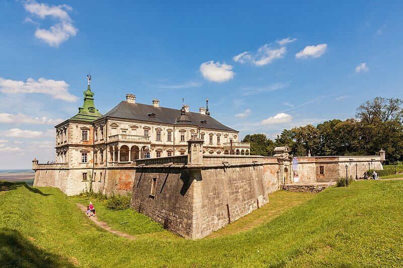 Замки України