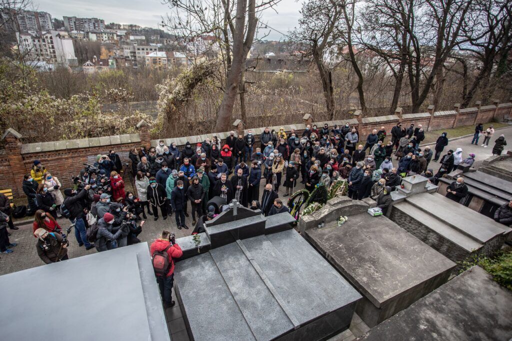 За ним плакала Москва, але місцем спочинку став Львів: який вигляд має могила легендарного Романа Віктюка
