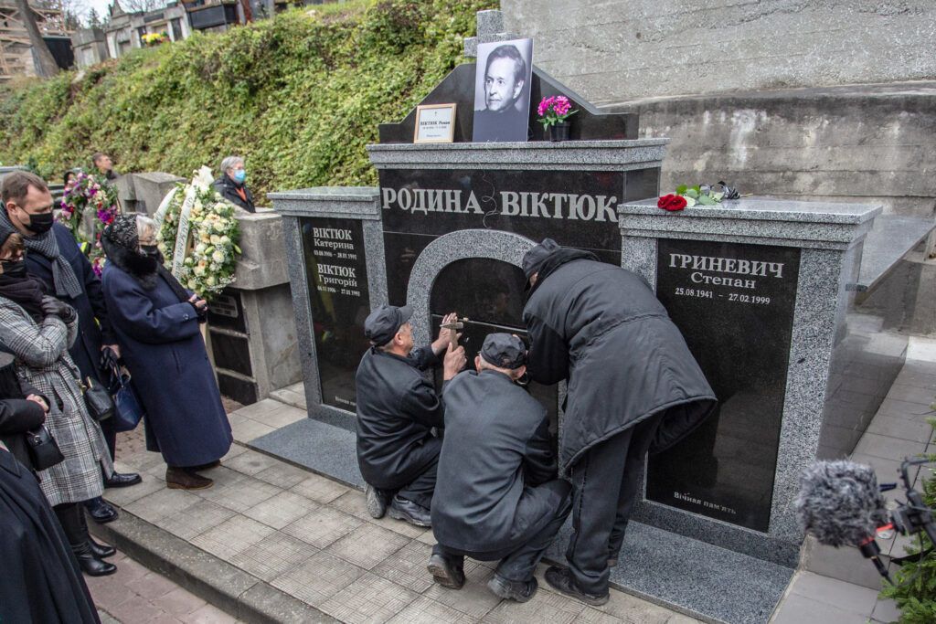 За ним плакала Москва, але місцем спочинку став Львів: який вигляд має могила легендарного Романа Віктюка