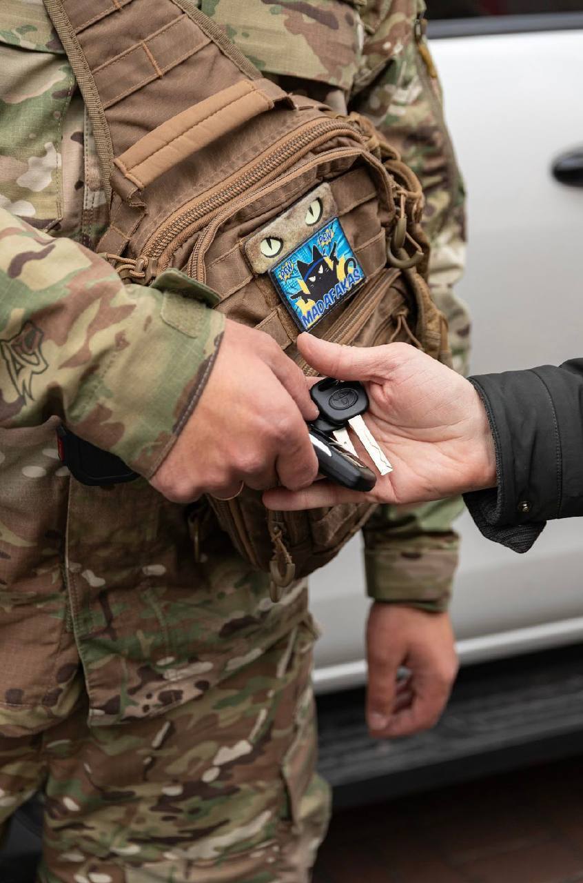 Українські захисники отримали новий автомобіль-пікап від власника Domino Антона Шухніна