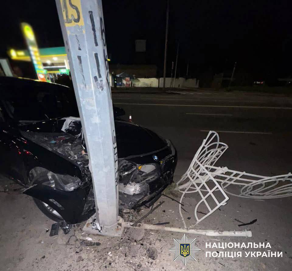 У Києві п’яний працівник автомийки викрав та розбив BMW клієнта. Подробиці справи та фото