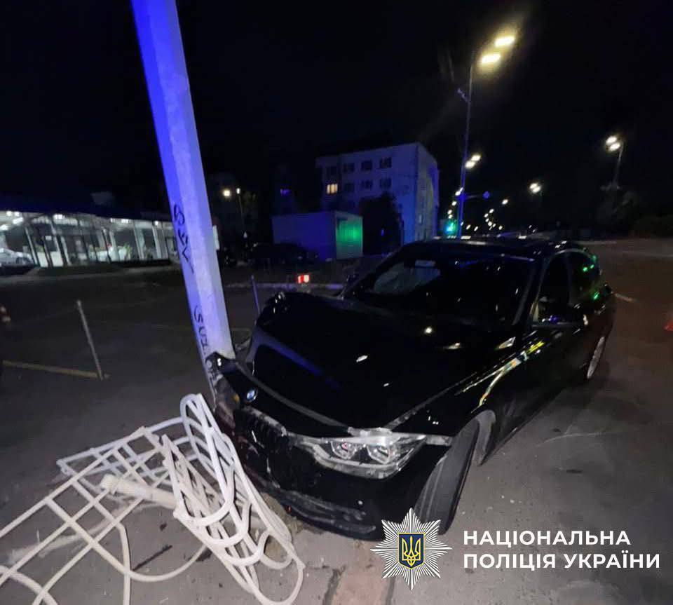У Києві п’яний працівник автомийки викрав та розбив BMW клієнта. Подробиці справи та фото
