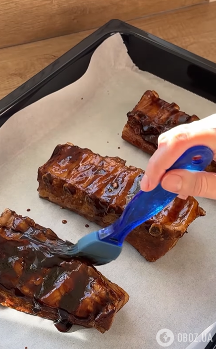 Соковиті запечені ребра з медом та соєвим соусом: як смачно приготувати