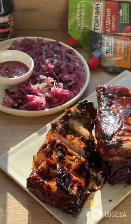 Соковиті запечені ребра з медом та соєвим соусом: як смачно приготувати