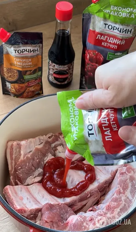 Соковиті запечені ребра з медом та соєвим соусом: як смачно приготувати