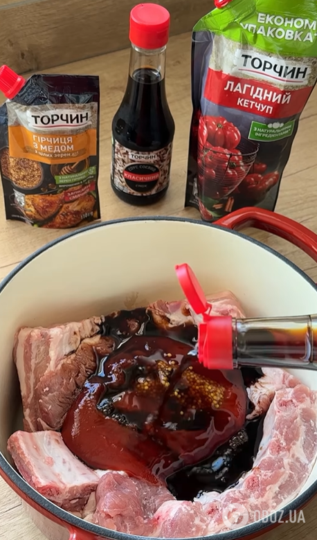 Соковиті запечені ребра з медом та соєвим соусом: як смачно приготувати