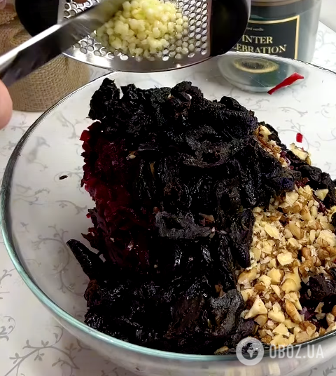 Салат із буряка з чорносливом і горішками: найпростіший рецепт смачної страви