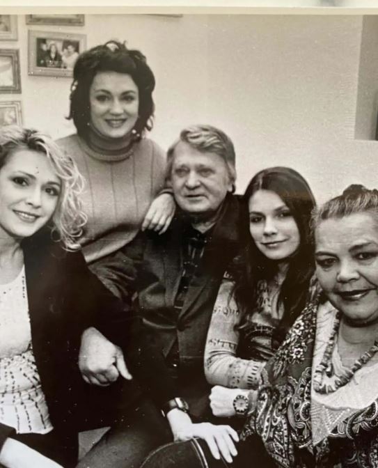 "Сталася одна дуже страшна ситуація". Ольга Сумська – про критику сестри за радіодиктант, хейт навколо пам’ятника мамі та родинні таємниці