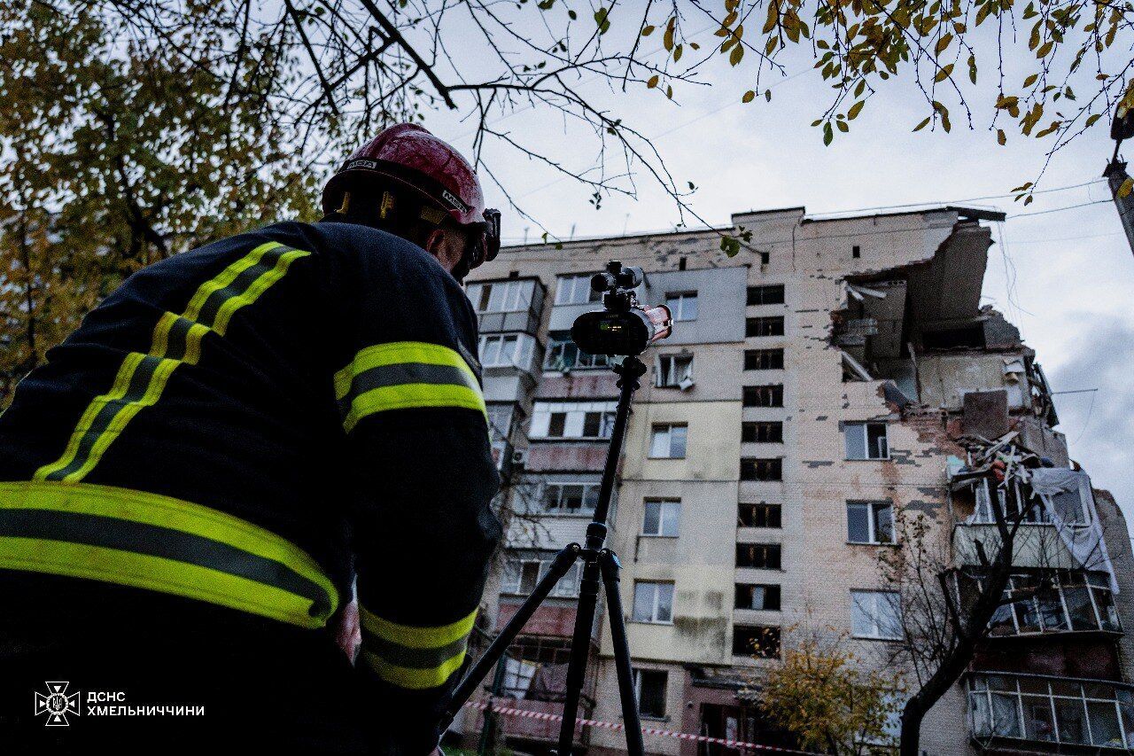 У Хмельницькому пролунав потужний вибух у багатоповерхівці: зруйновано три поверхи, є загиблі та постраждалі. Фото і відео