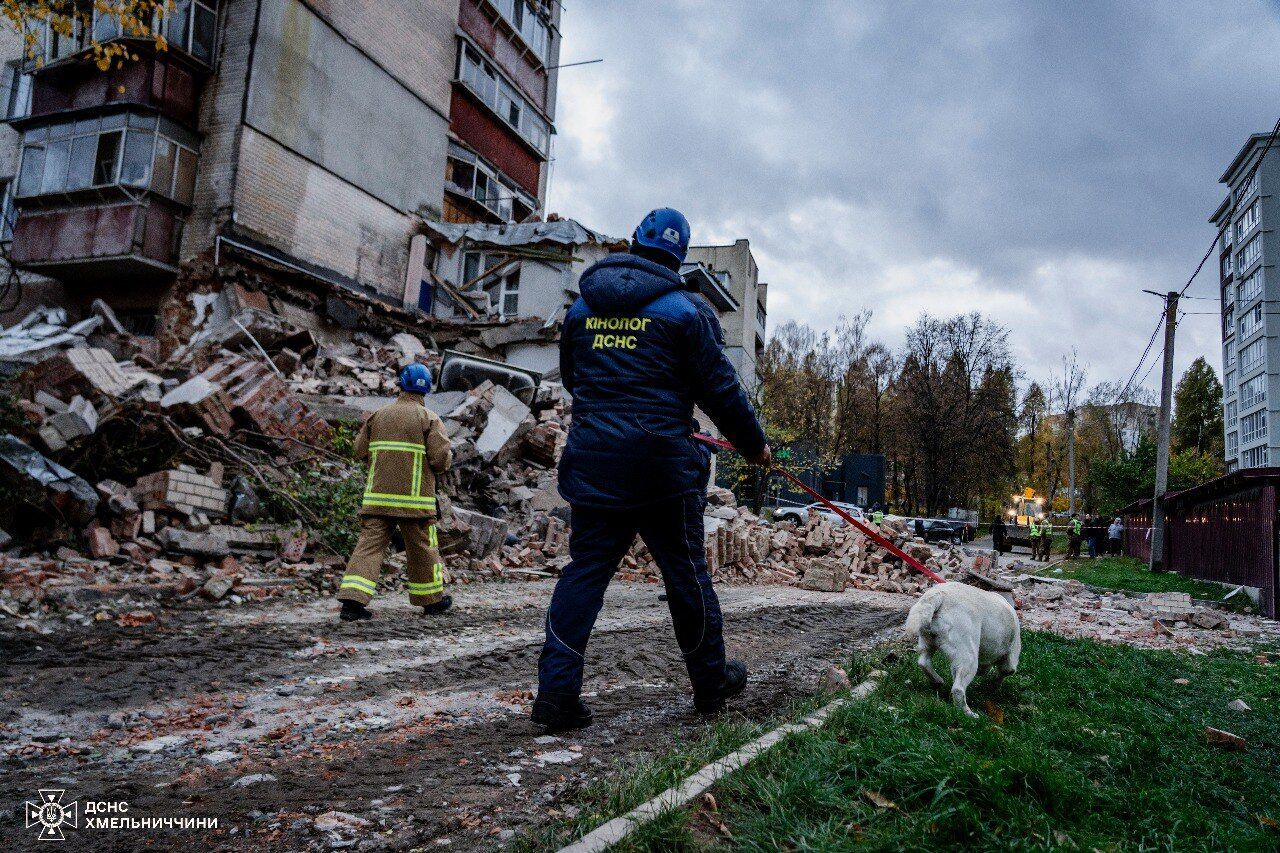 У Хмельницькому пролунав потужний вибух у багатоповерхівці: зруйновано три поверхи, є загиблі та постраждалі. Фото і відео
