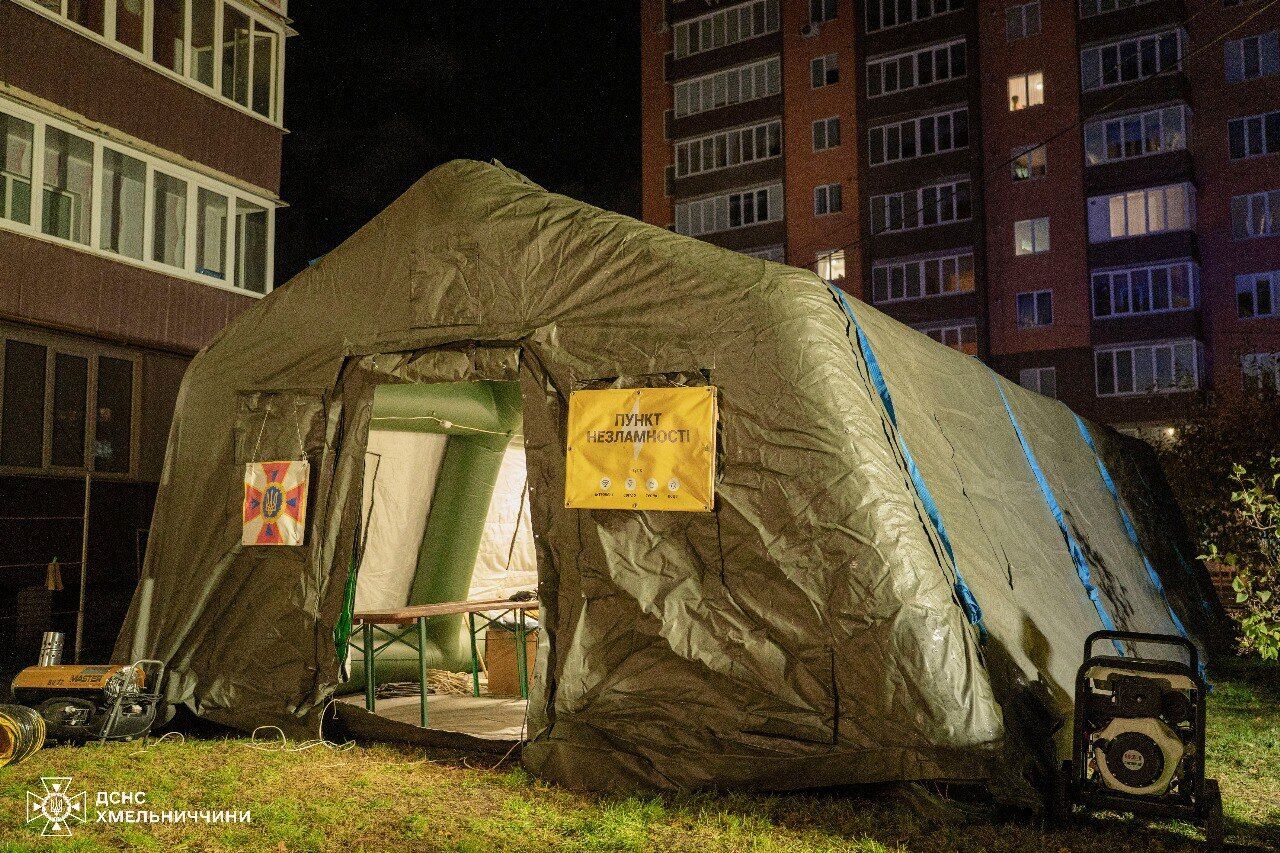 У Хмельницькому пролунав потужний вибух у багатоповерхівці: зруйновано три поверхи, є загиблі та постраждалі. Фото і відео